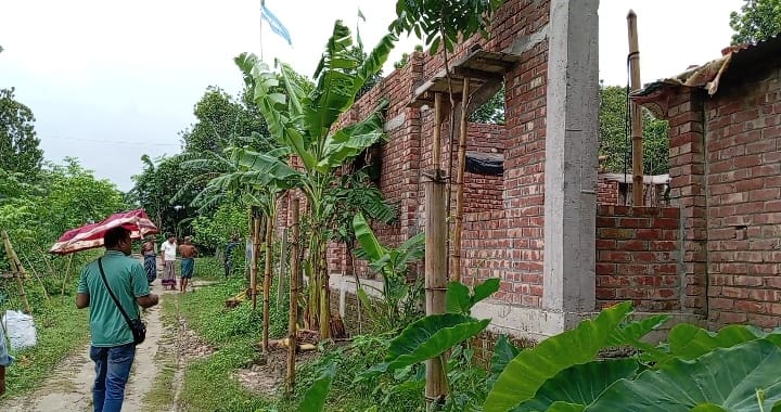 পানি উন্নয়ন বোর্ডের জমি দখলের অভিযোগ, ঘর সরিয়ে নেওয়ার নির্দেশ