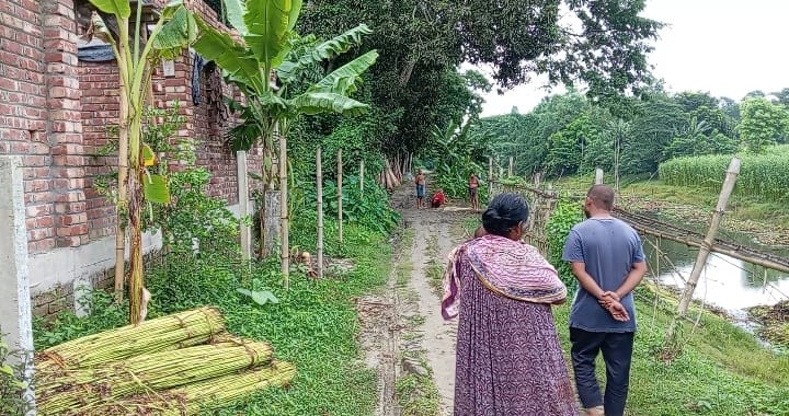 পানি উন্নয়ন বোর্ডের জমি দখলের অভিযোগ, ঘর সরিয়ে নেওয়ার নির্দেশ